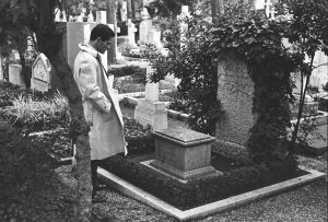 Pier Paolo Pasolini ante la tumba de Gramsci