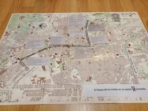 El Paseo de los tristes es un paseo de (por) Granada. Instalación Alfonso Salazar.