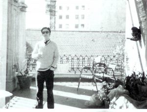 Javier Egea en la terraza de su casa en Pedro Antonio de Alarcón hacia 1970