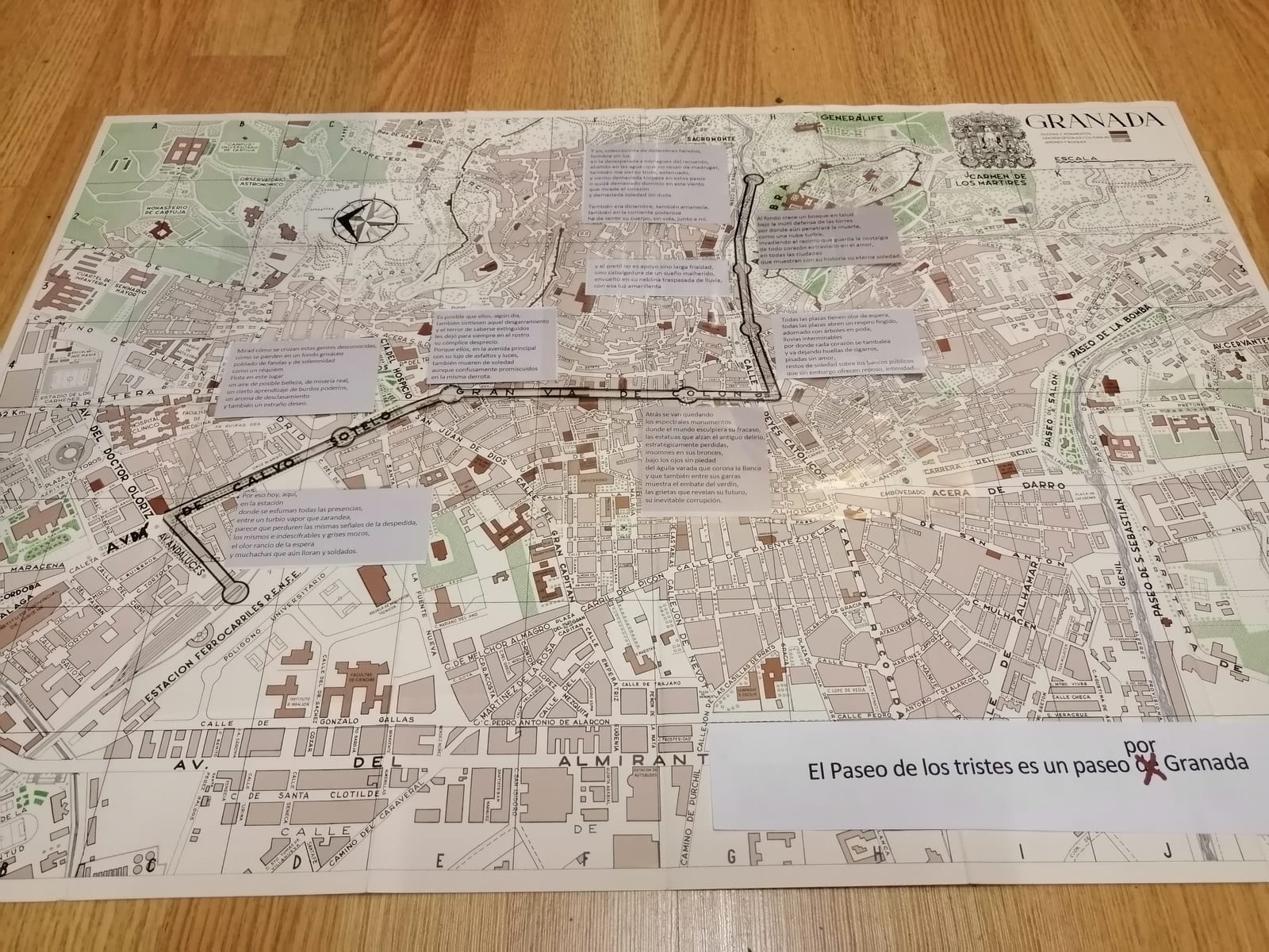 El Paseo de los tristes es un paseo de (por) Granada. Instalación Alfonso Salazar.