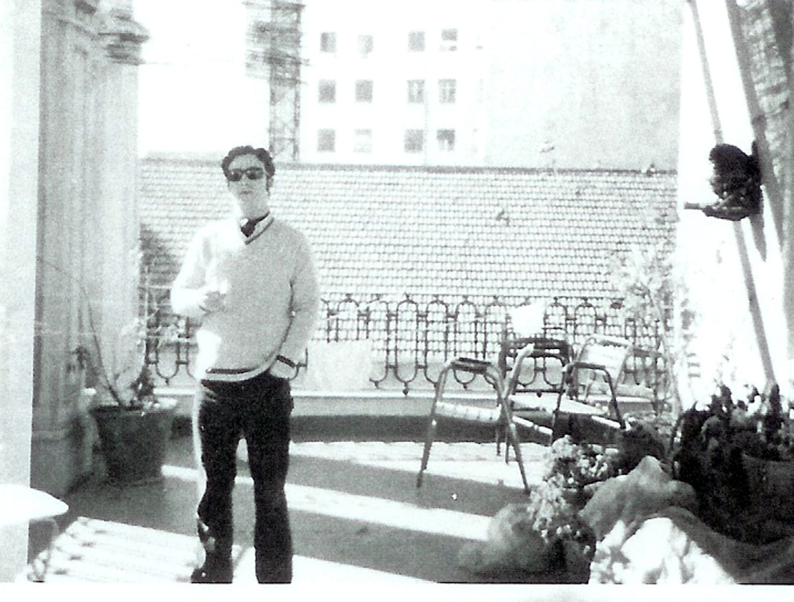 Javier Egea en la terraza de su casa en Pedro Antonio de Alarcón hacia 1970