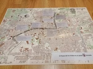 El Paseo de los tristes es un paseo de (por) Granada. Instalación Alfonso Salazar.
