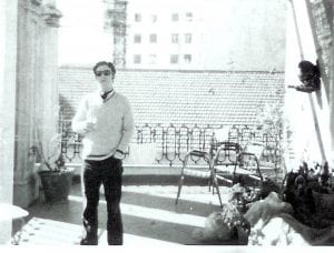 Javier Egea en la terraza de su casa en Pedro Antonio de Alarcón hacia 1970