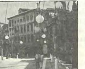 La Romanilla: la plaza con las farolas y la fachada al fondo
